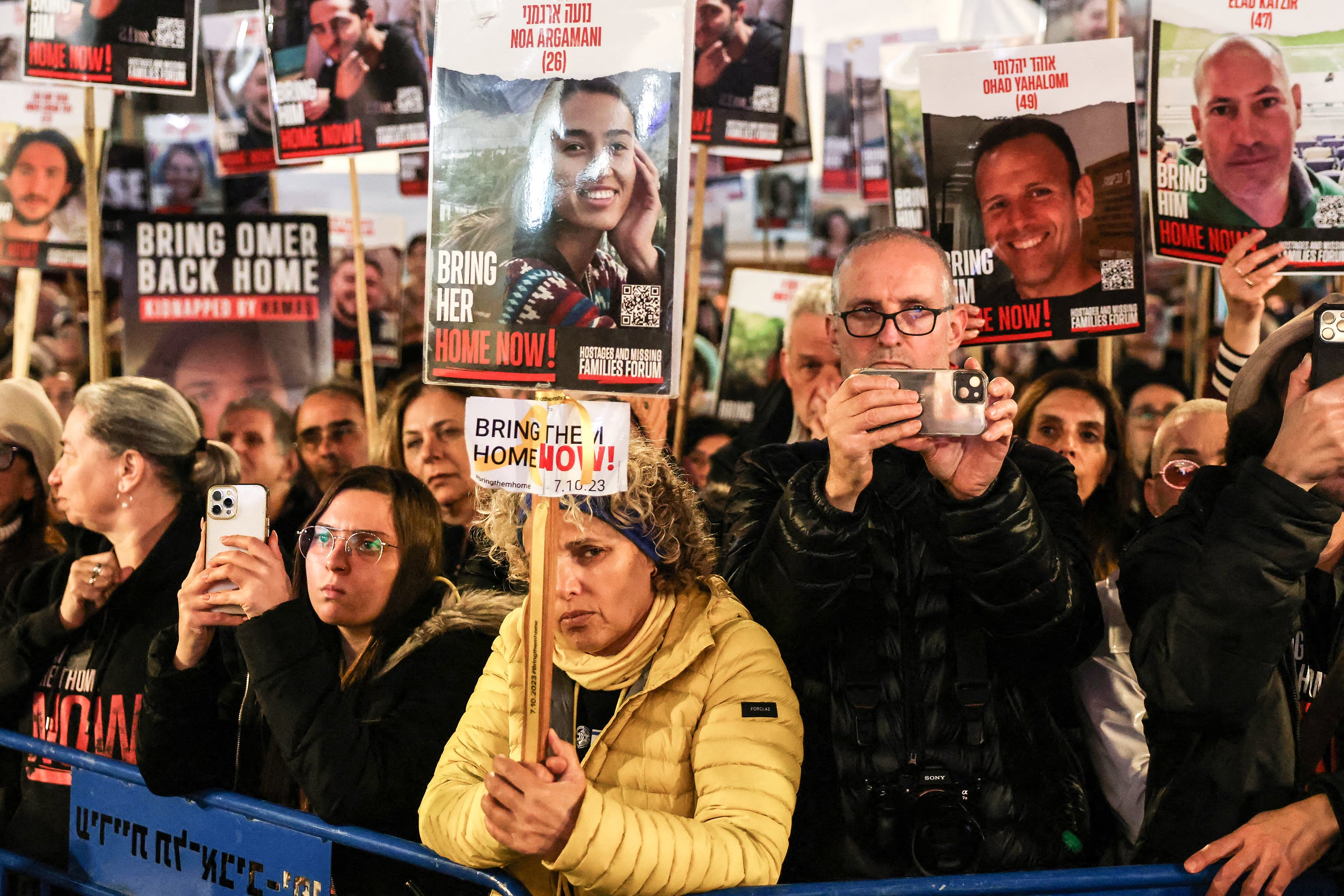 Carteles con las caras de los rehenes en la protesta de Tel Aviv.