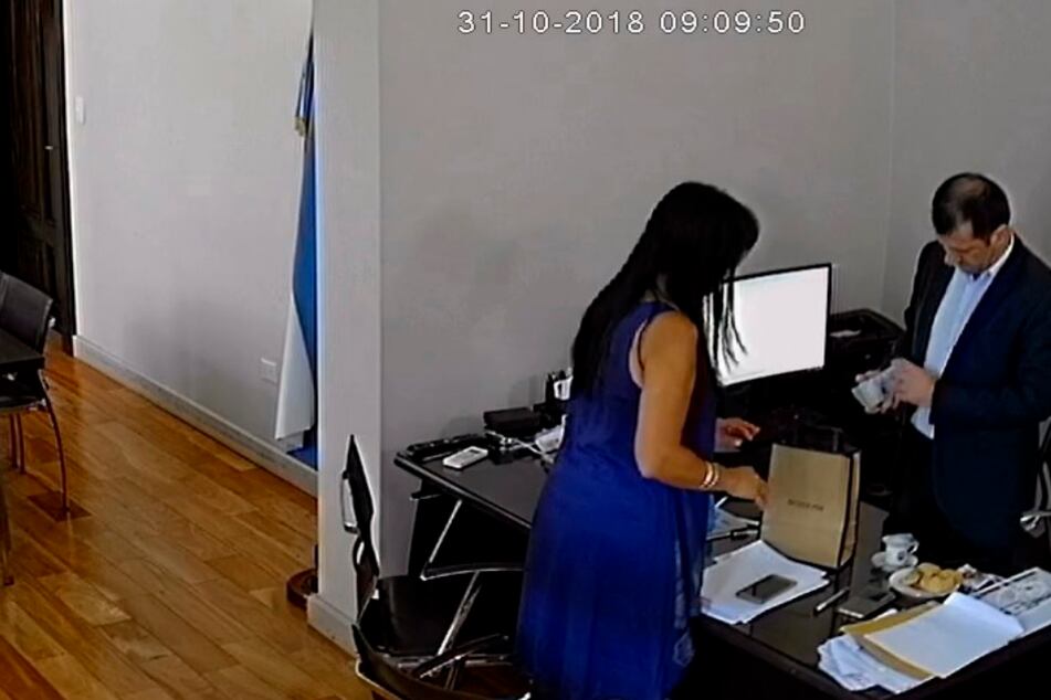 Kueider contando dinero en su despacho cuando era secretario de Gobierno de Entre Ríos en 2018.