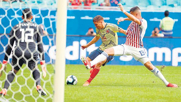 Cuellar prepara el disparo que se convertiría en el 1-0 de Colombia ante Paraguay.