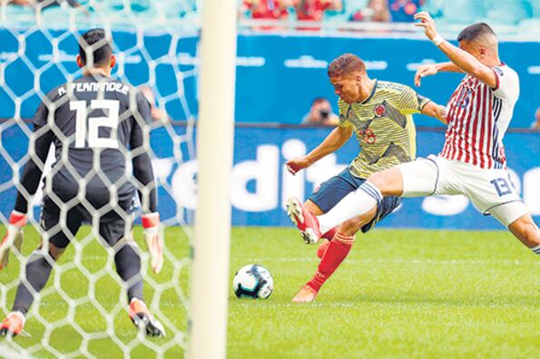 Cuellar prepara el disparo que se convertiría en el 1-0 de Colombia ante Paraguay.