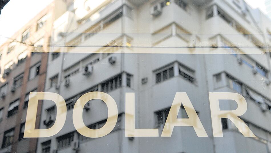 El dólar se mantuvo controlado en una jornada clave para el Gobierno. Cerró a 40,12 pesos, con baja de 40 centavos.