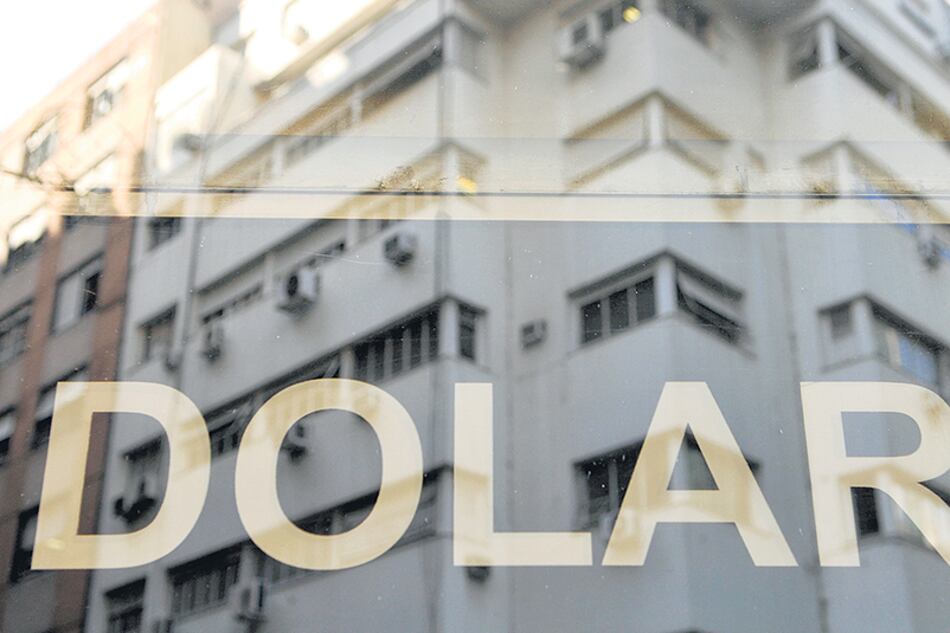 El dólar se mantuvo controlado en una jornada clave para el Gobierno. Cerró a 40,12 pesos, con baja de 40 centavos.