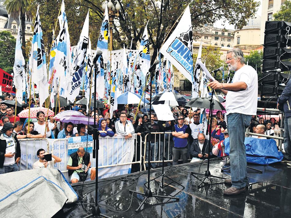 “Por memoria, verdad, justicia y soberanía”, dijo el ex combatiente que abrió el acto.