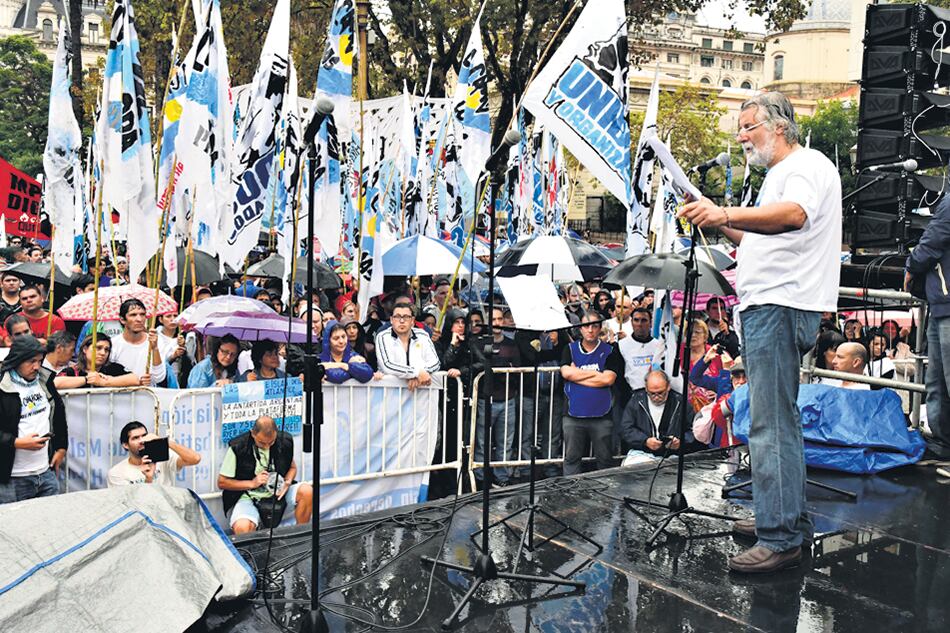 “Por memoria, verdad, justicia y soberanía”, dijo el ex combatiente que abrió el acto.