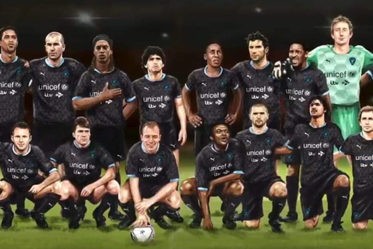 Maradona entre Ronaldinho y Pelé.