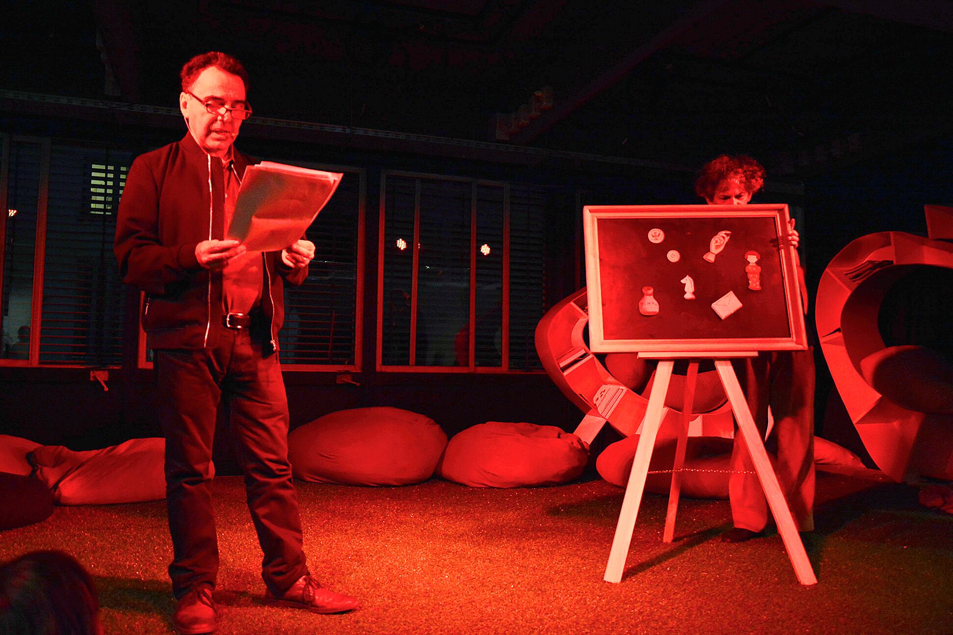 De Santis cautivó a la audiencia con la lectura de su cuento mientras Max Cachimba dibujó.