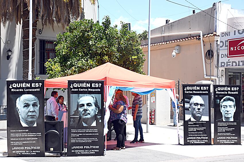Los carteles en contra de los jueces.
