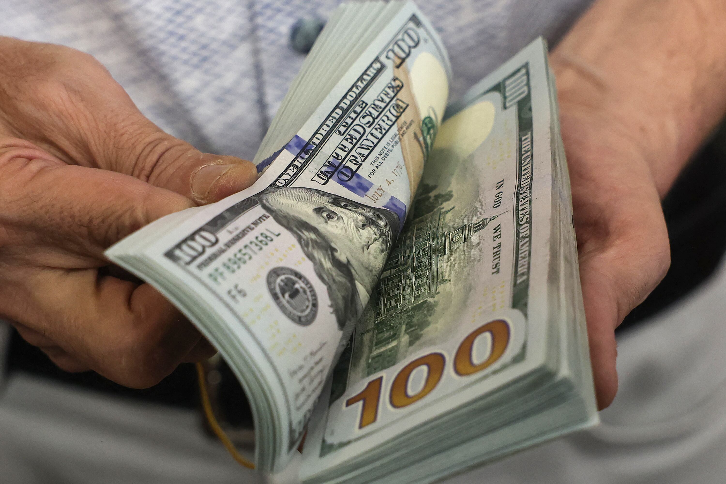 El ajuste diario del dólar mayorista sigue en torno al 0,3% diario