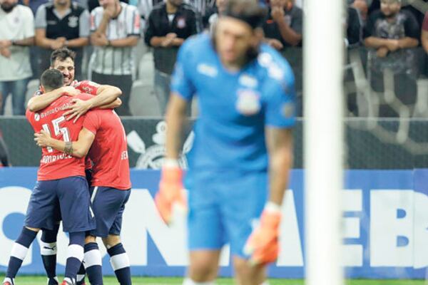 El Rojo festeja el gol de Benítez, cuando iban menos de dos minutos.