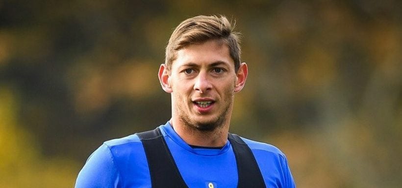 Un fanático del Nantes rinde tributo a Sala en el estadio del club francés donde brilló el delantero.