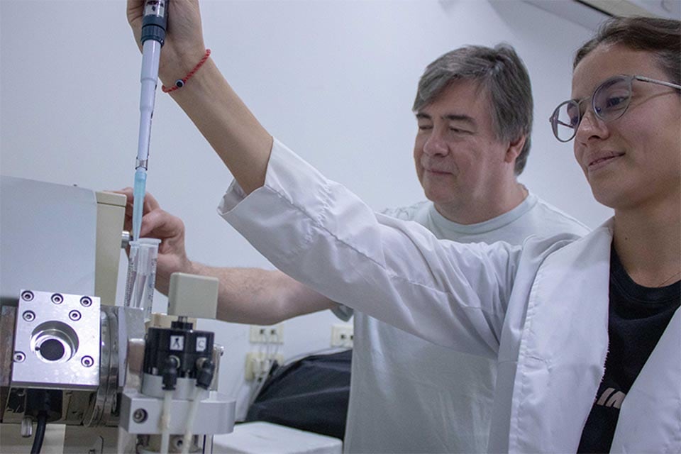 Alejandro Vila y Brenda Warecki lideraron el trabajo sobre la resistencia a ciertas bacterias. 