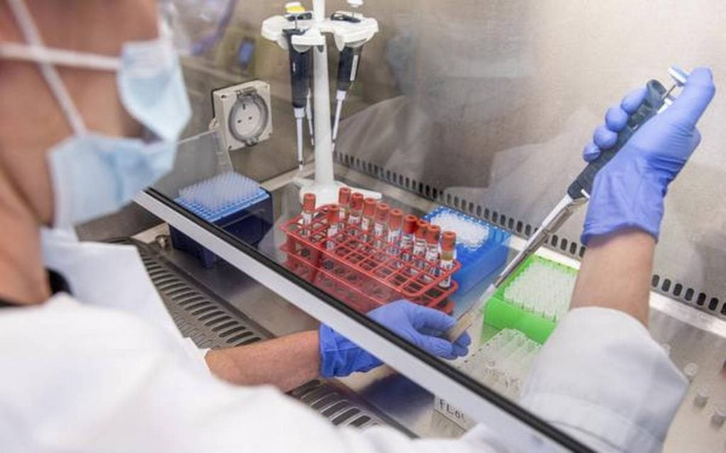 El laboratorio AstraZéneca suspendió temporalmente los ensayos de la vacuna de Oxford.