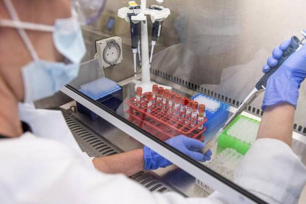 El laboratorio AstraZéneca suspendió temporalmente los ensayos de la vacuna de Oxford.