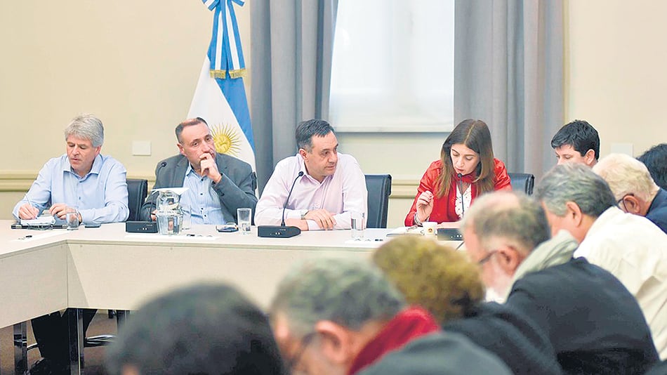 El ministro Finocchiaro encabezó la reunión con los gremios docentes.