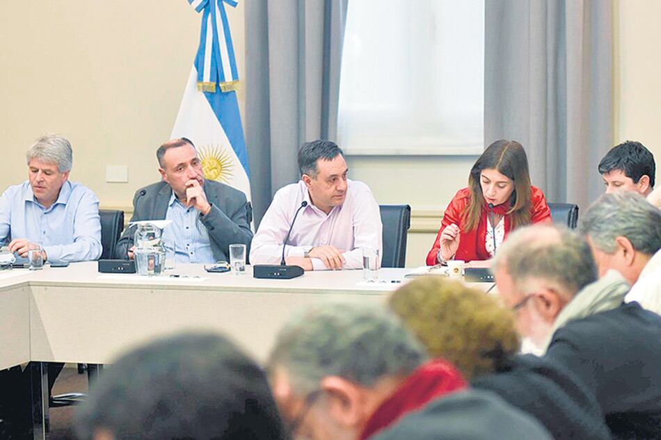 El ministro Finocchiaro encabezó la reunión con los gremios docentes.