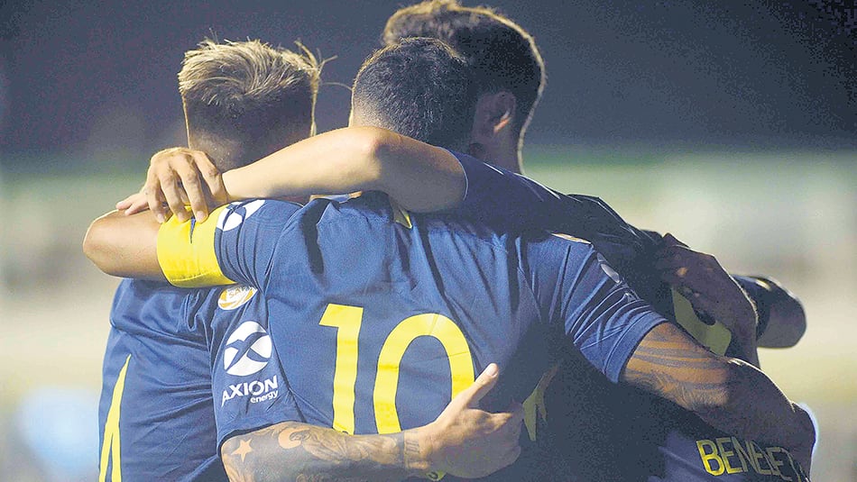 Abrazos para Tevez. El gol de Carlitos sirvió para una trabajosa victoria que también festejó Racing, por quedar como único líder de la Superliga.