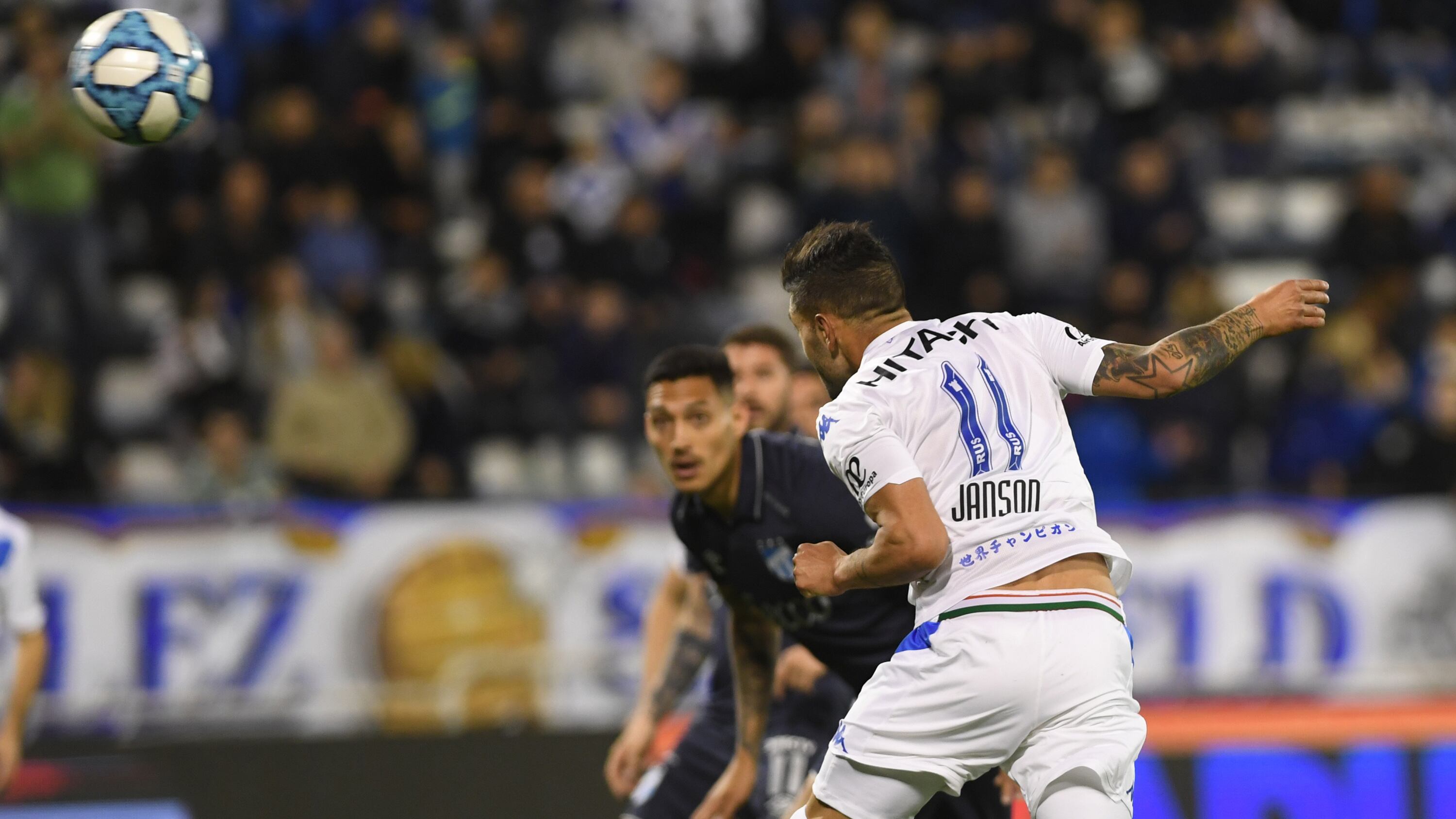 Janson, de cabeza, pone el 1-0 para Vélez.