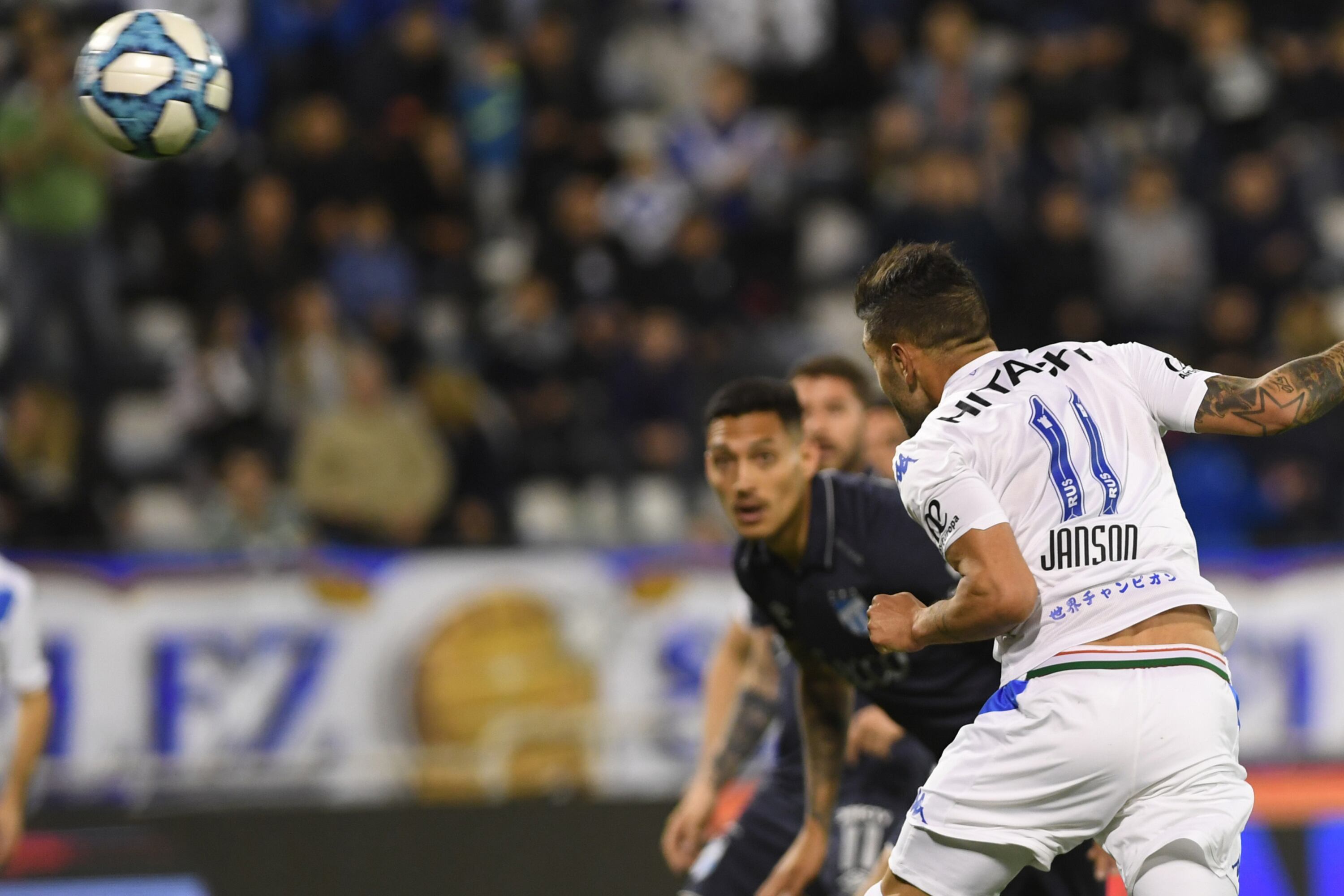 Janson, de cabeza, pone el 1-0 para Vélez.