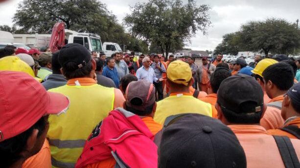 Asamblea de trabajadores en el puesto de Anta  