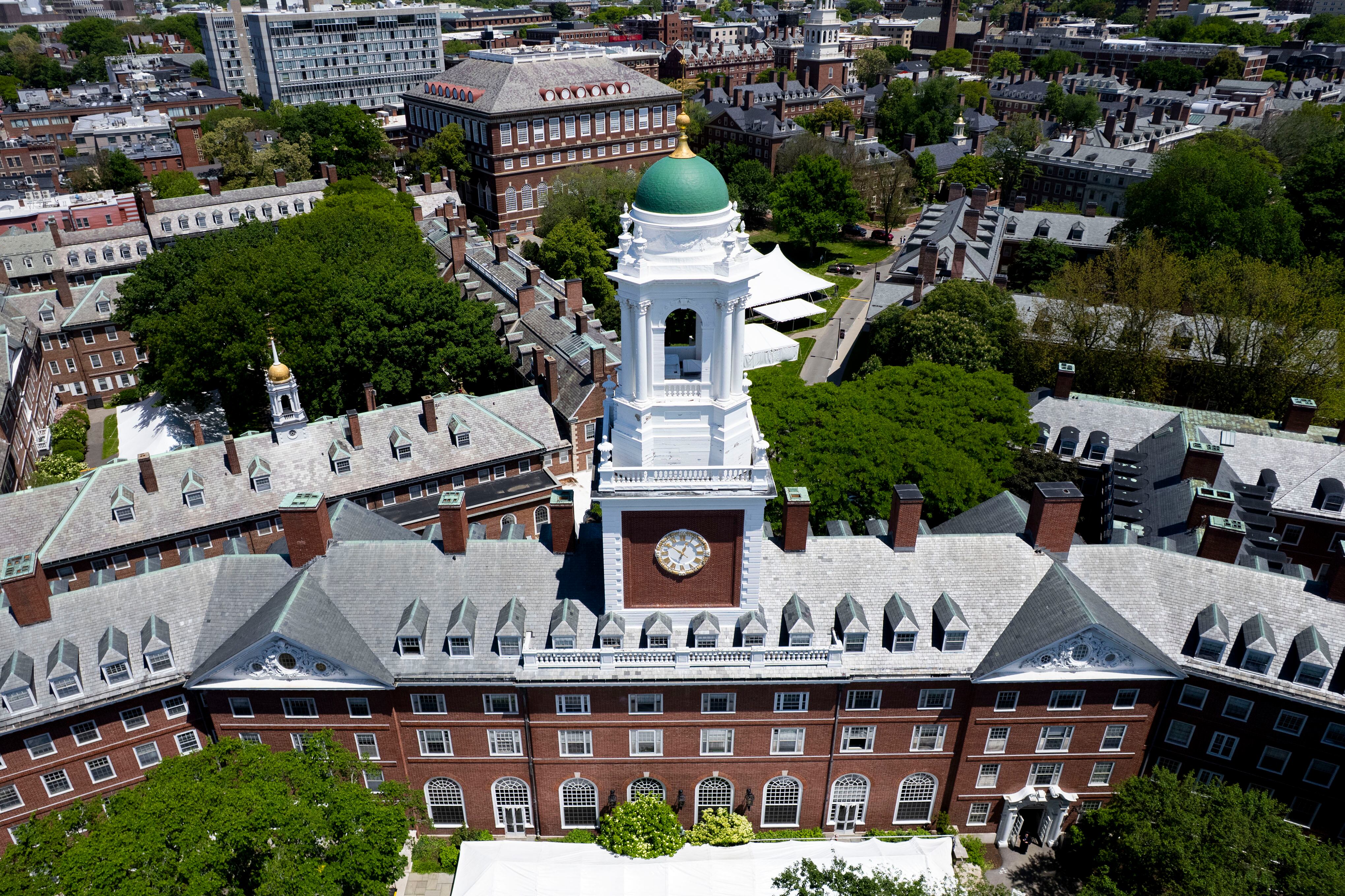 La torre Eliot House en el campus de la universidad de Harvard.