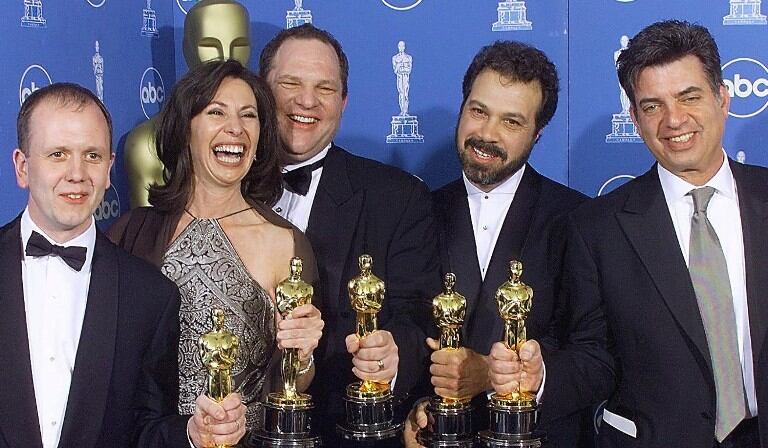 Weisntein (en el medio), la noche que se llevó el Oscar por "Shakespeare enamorado".