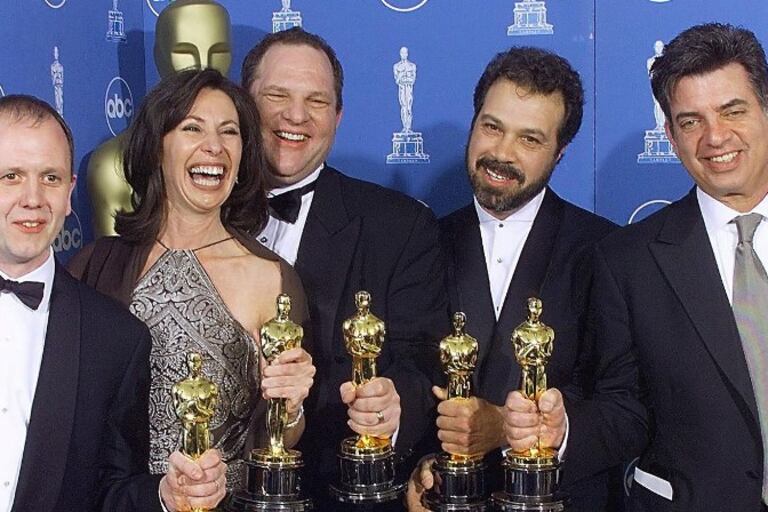 Weisntein (en el medio), la noche que se llevó el Oscar por "Shakespeare enamorado".