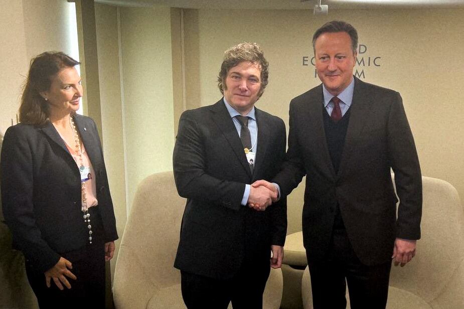 Mieli y Mondino con el ministro de Exteriores Cameron, en Davos.