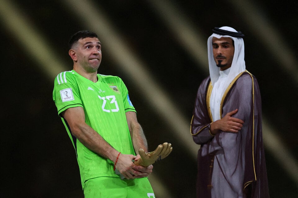 El festejo del arquero Emiliano "Dibu" Martinez molestó al presidente de la UEFA, Aleksandr Ceferin. (Foto: AFA)