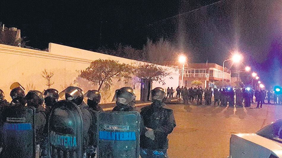 Los docentes responsabilizaron por la represión al gobierno de Mariano Arcioni.