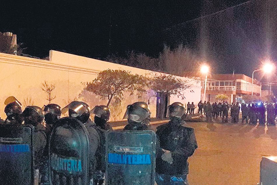 Los docentes responsabilizaron por la represión al gobierno de Mariano Arcioni.