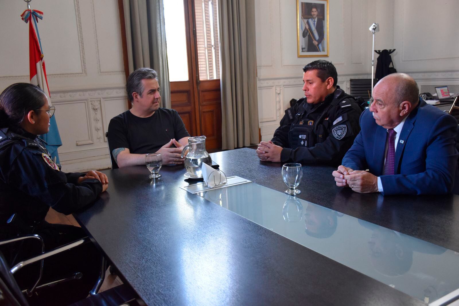 El ministro Cococcioni recibió a la agente que usó la taser y a su comisario. 