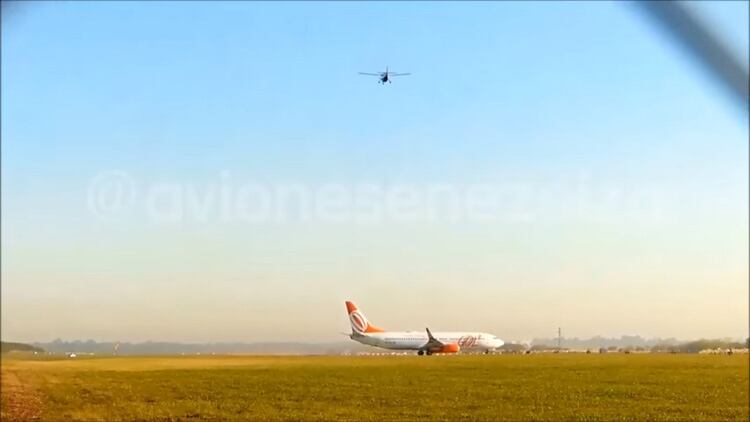 El Cessna sobrevuela la pista que ocupa el Boeing.