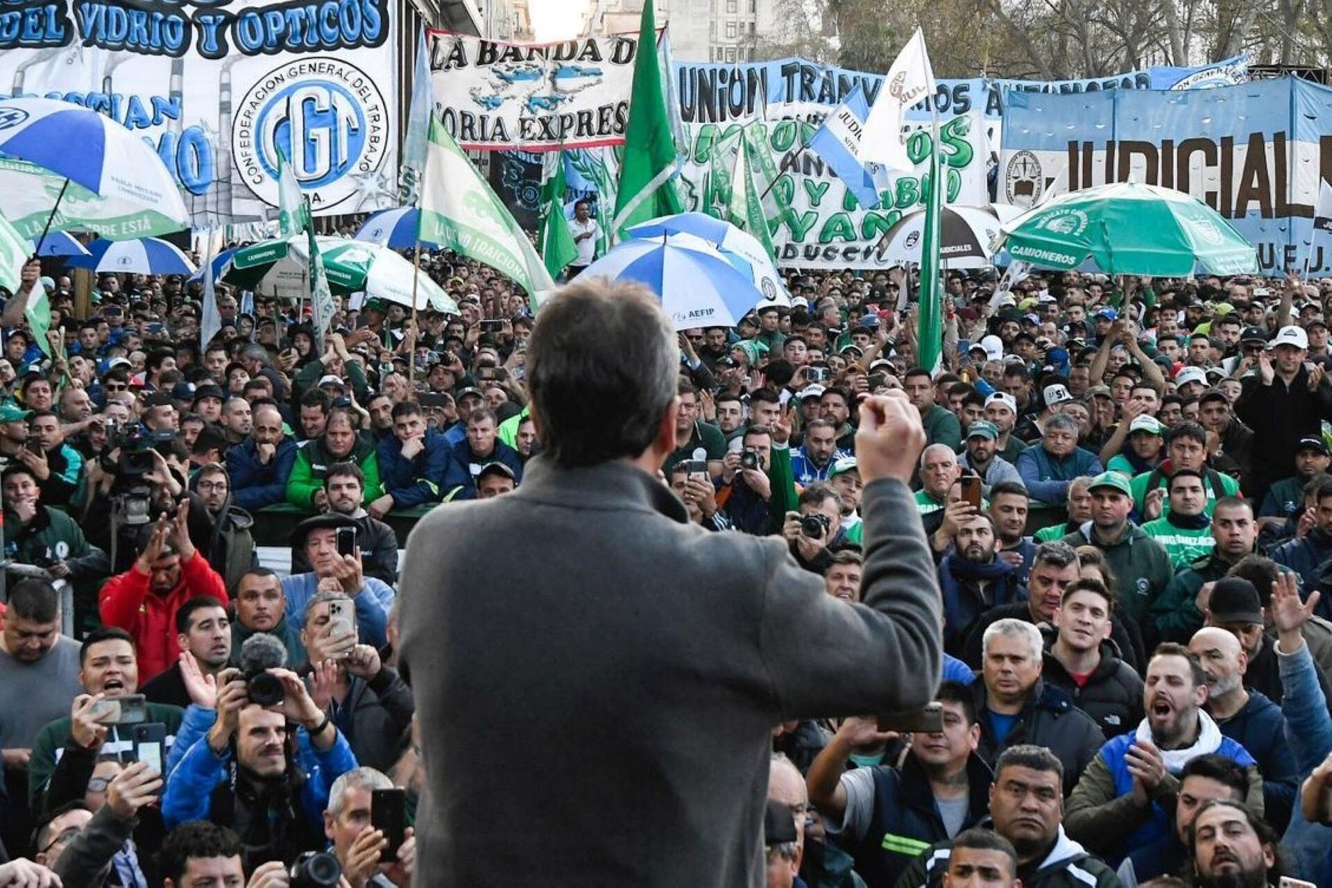 Sergio Massa, candidato a presidente de UxP, con trabajadores depués de confirmar que subía el mínimo no imponible del Impuesto a las Ganancias. Imagen: Ministerio de Economía.