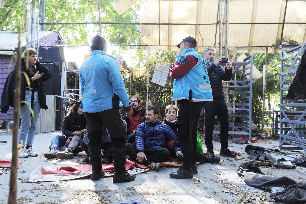 Los vecinos lograron poner sus cuerpos e interrumpir el operativo.