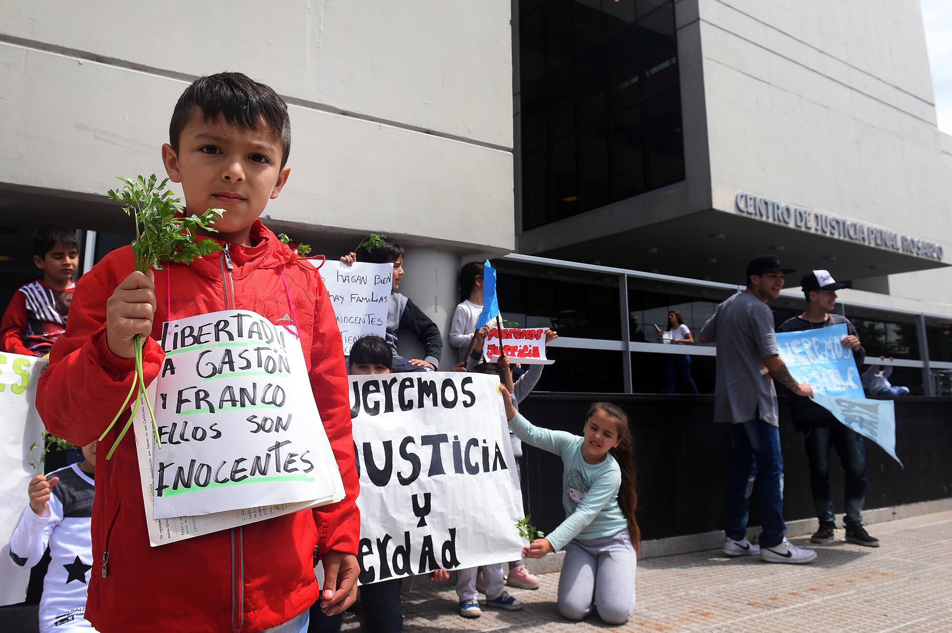 Familiares de Tévez y Aranda, en el Centro de Justicia Penal.