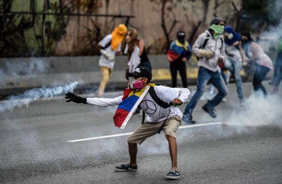 Las fuerzas de seguridad reprimieron a manifestantes que intentaron avanzar hacia el centro de Caracas.