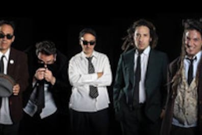 Scraps con su actual formación, que combina miembros históricos y jóvenes talentos.