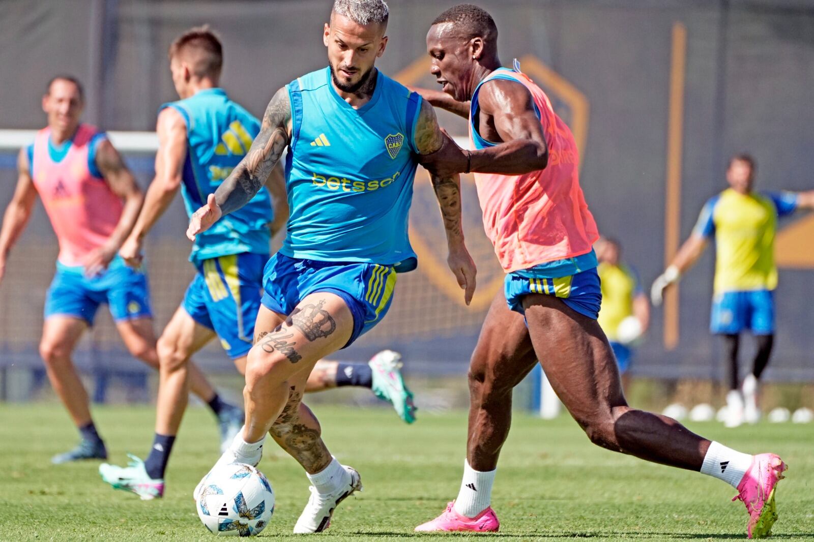 Benedetto disputa la pelolota con el peruano Advíncula.