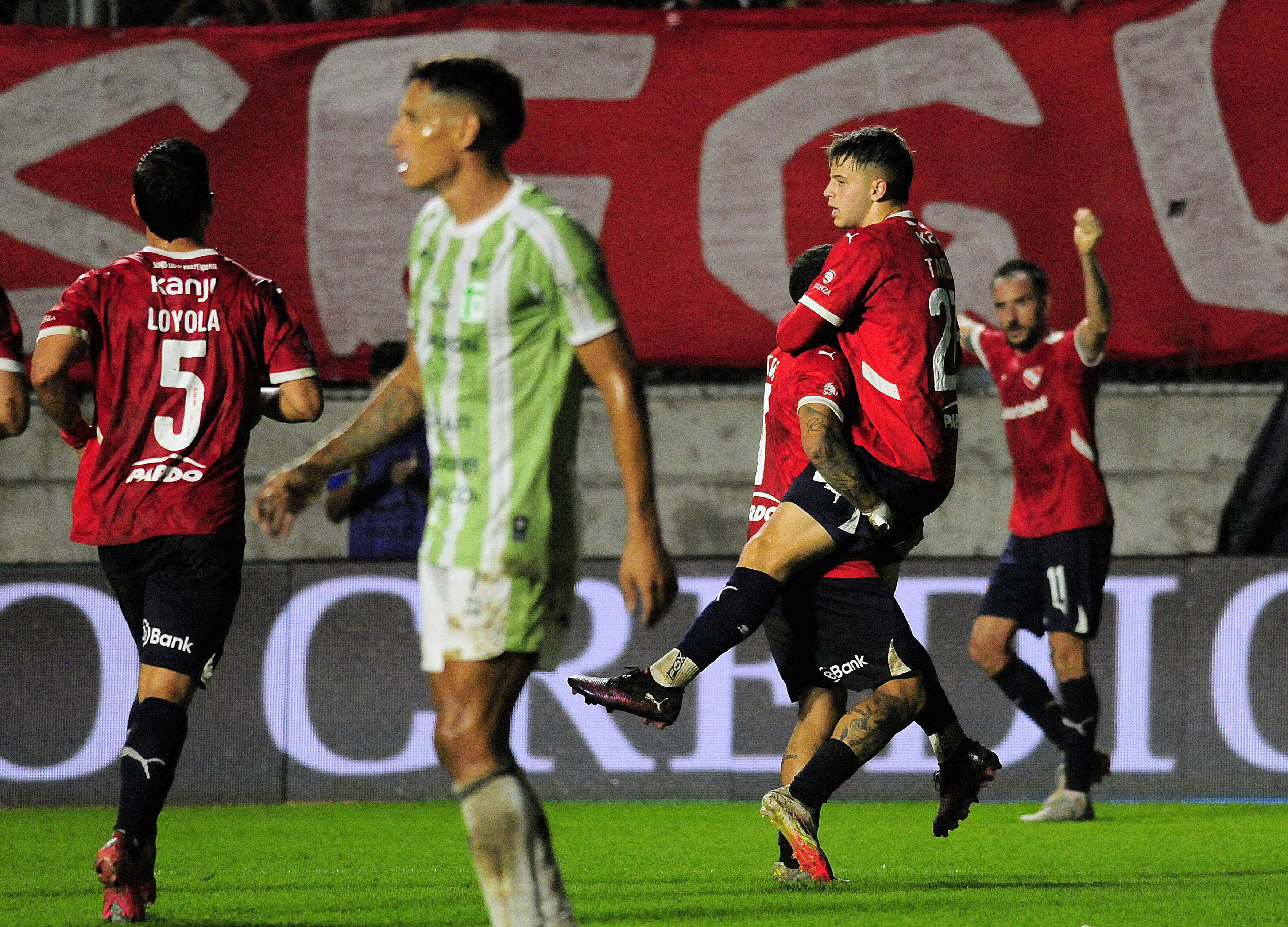 Tarzia, el autor del primer gol, en andas.