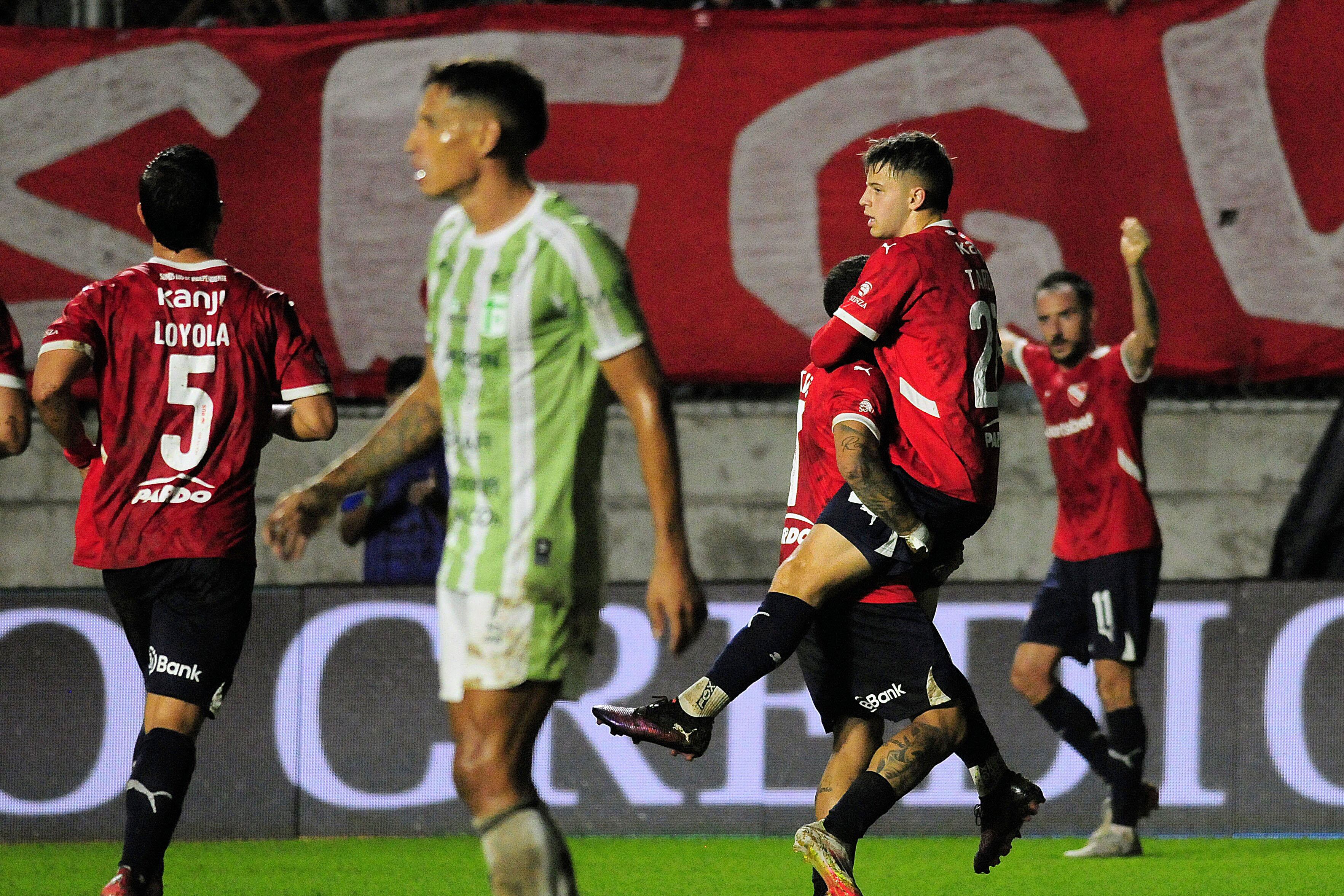 Tarzia, el autor del primer gol, en andas.