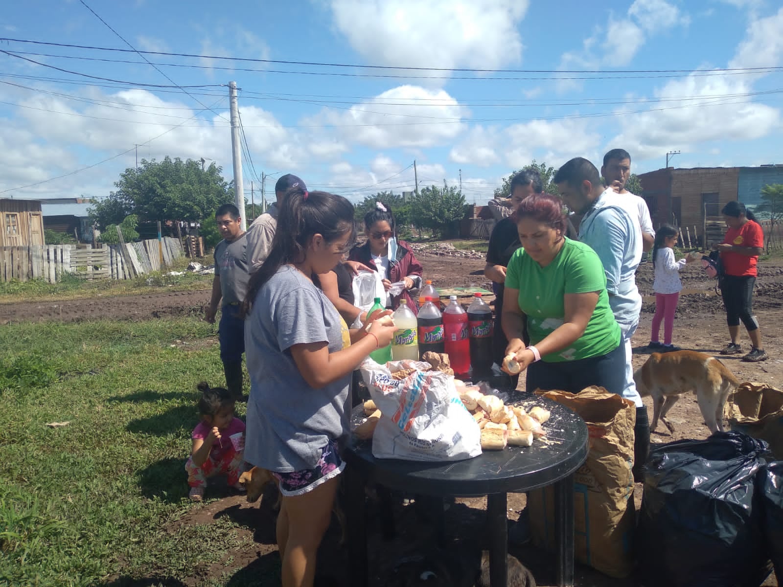 Donativos de vecinos en la toma de La Moraleja. 