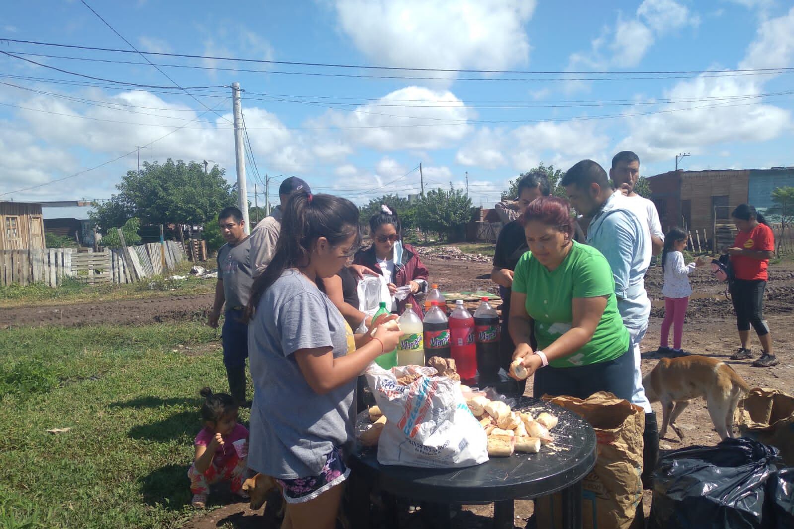 Donativos de vecinos en la toma de La Moraleja.