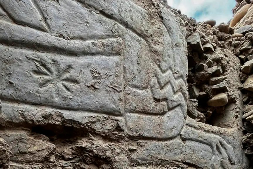 El muro descubierto tendrías más de 3000 años.