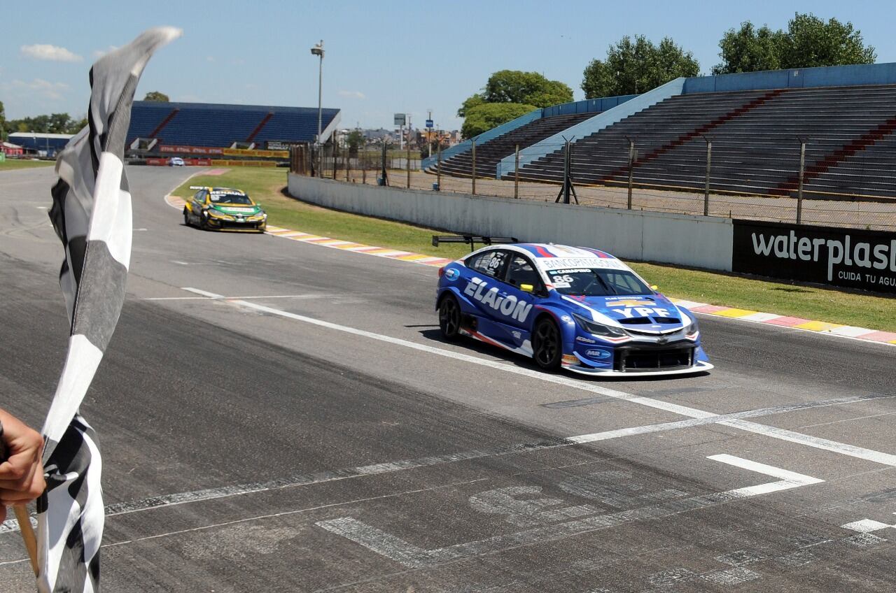 Agustín Canapino, ganador en el autódromo Oscar y Juan Gálvez.