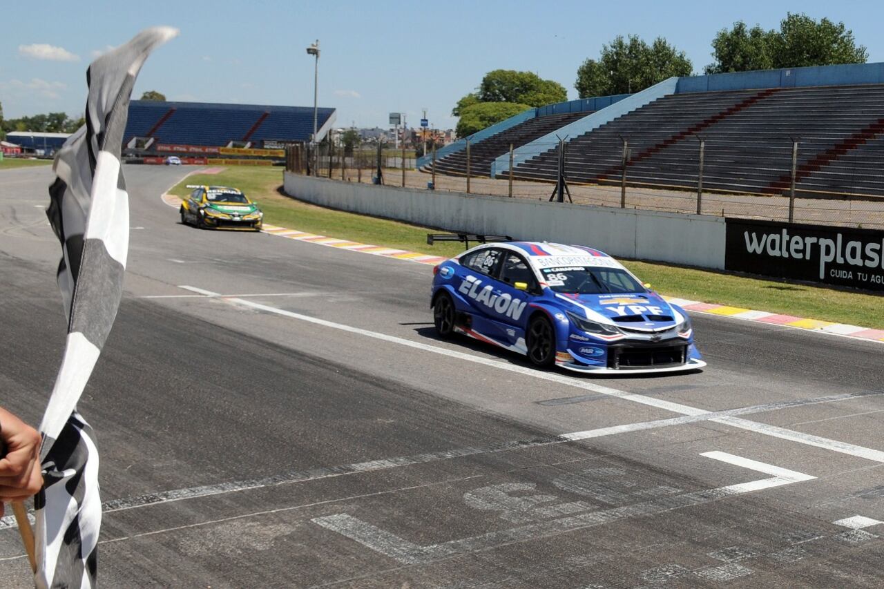 Agustín Canapino, ganador en el autódromo Oscar y Juan Gálvez.