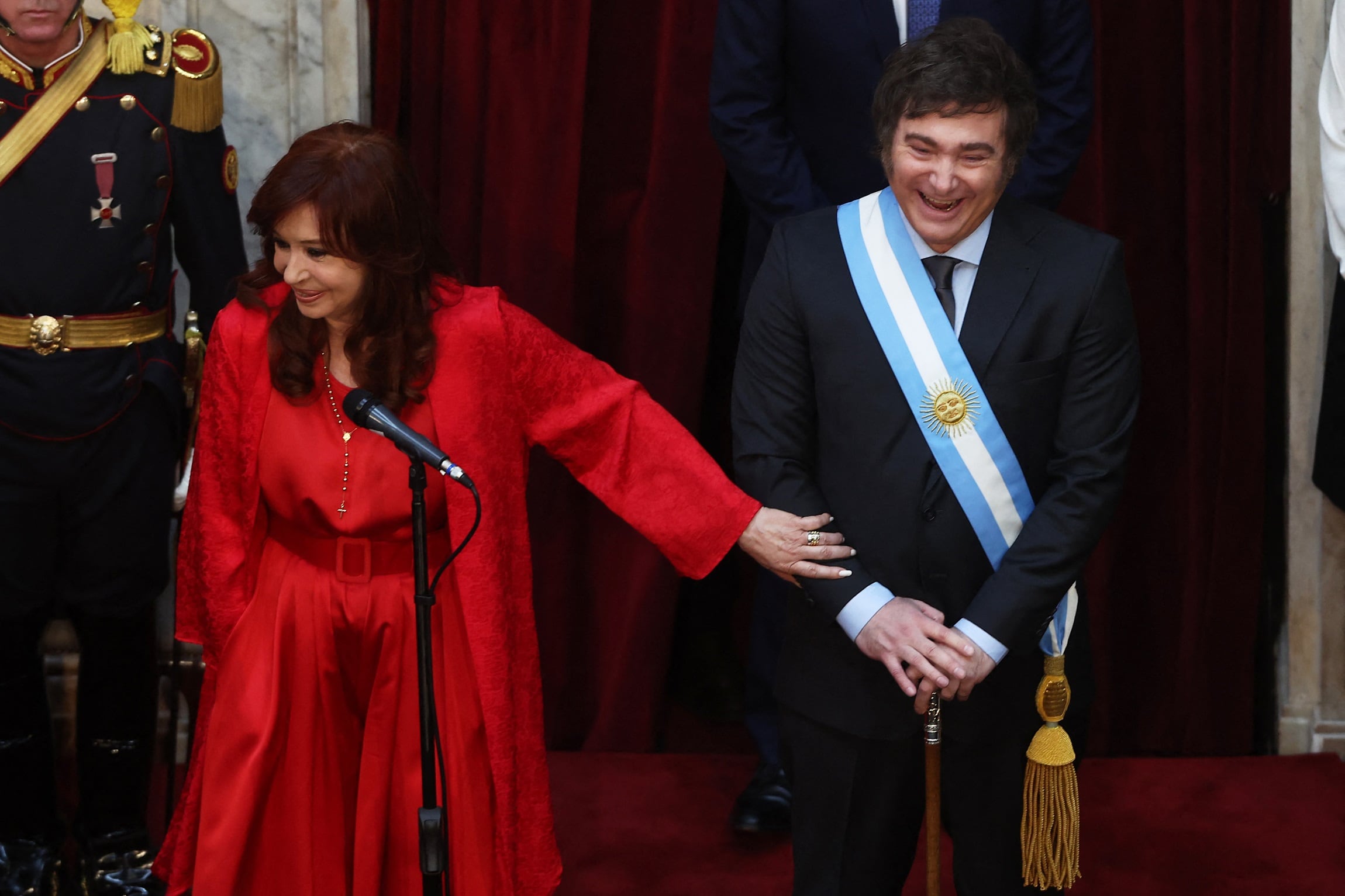 Cristina Kirchner sorprendida por la 'huella' canina en el bastón de Milei, en la transición presidencial.