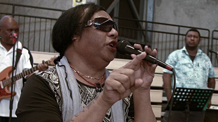 La leyenda Moses "Moshanty" Tau, artista y activista trans del Pacífico Sur.