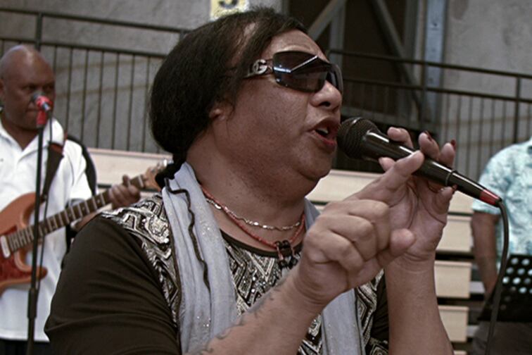 La leyenda Moses "Moshanty" Tau, artista y activista trans del Pacífico Sur.