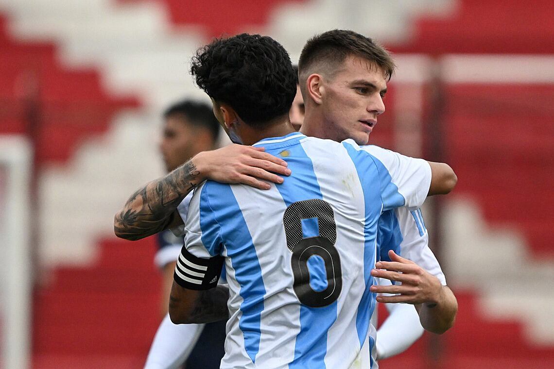 Medina abraza a Zenón, autor de un golazo para el 1-0.