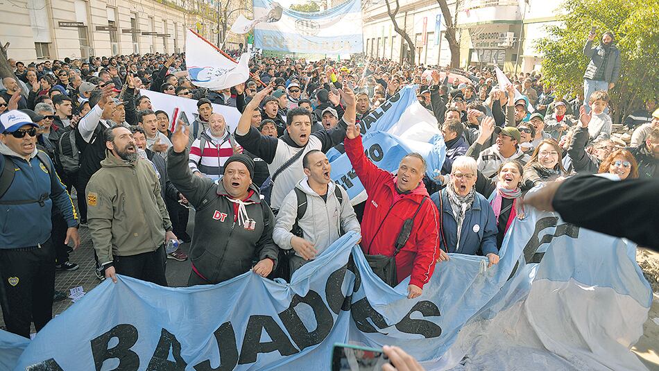 Los reclamos por despidos en el Astillero Río Santiago fueron uno de los casos simbólicos de los últimos meses, junto con Télam y Atucha.